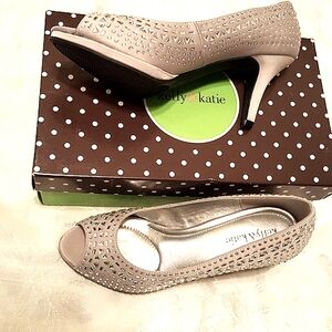 Kelly & Katie Silver Heels. Size 8 1/2. NIB